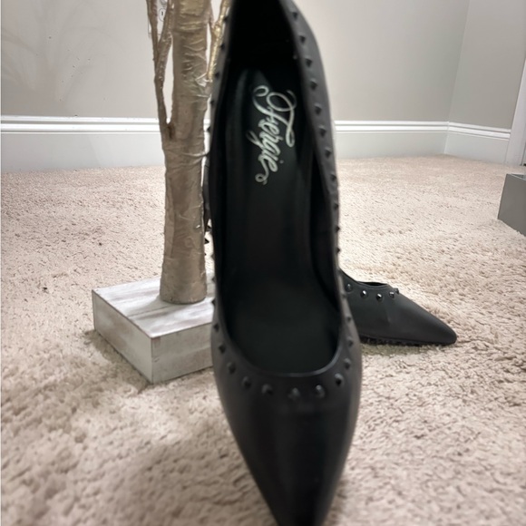 Like new Woman’s Size 11 Black Fergie Helix Pumps - Picture 4 of 5